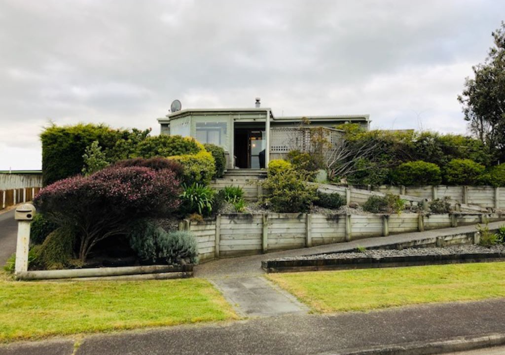 Waitarere Beach House | Holiday House with additional Sleepout to Rent Separately