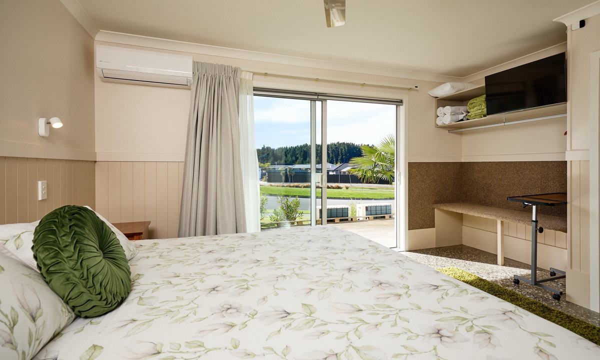 Kaikoura Cabin | 7 Bedroom Home with Mountain Views, free wi-fi, ocean, golf, cycle track nearby