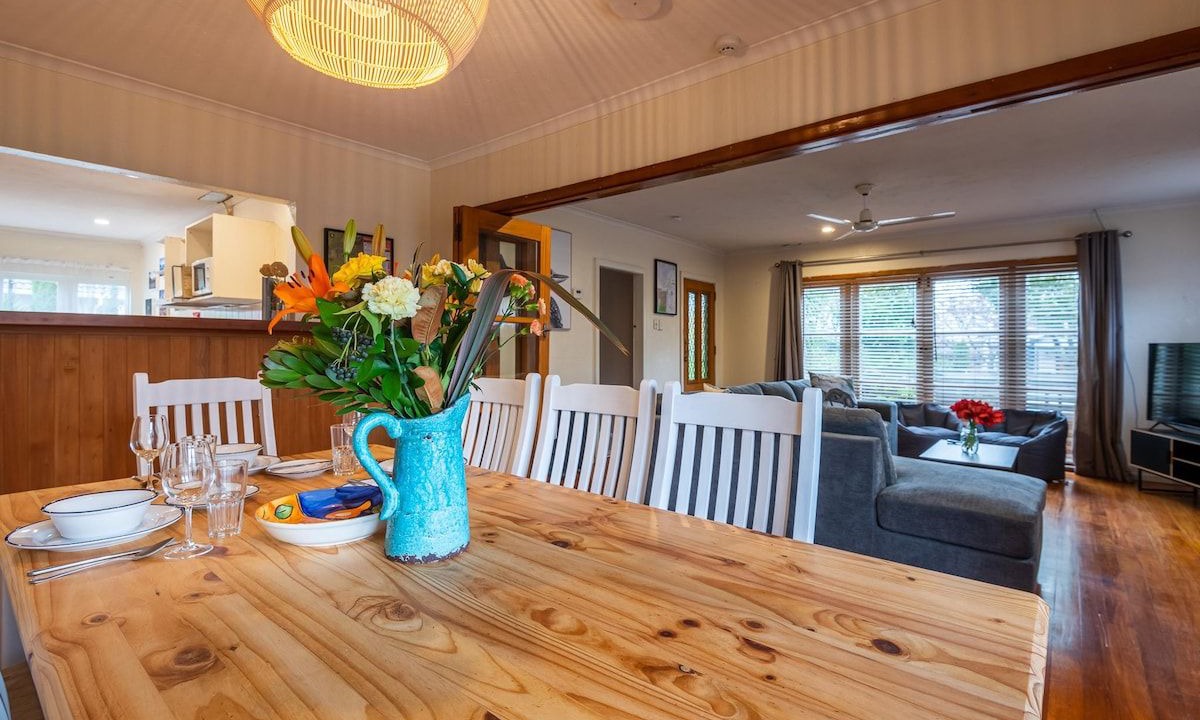 Rotorua House | Mutts, MTBs & Mud Pools - Central, Sleeps 12