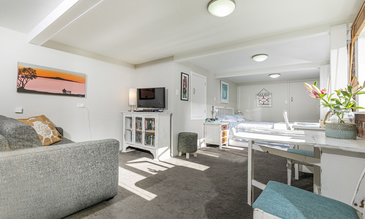 Mairangi Bay Apartment | Mairangi Bay Beach Coastal Studio