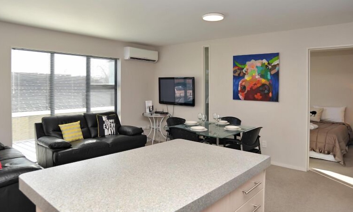 Merivale Apartment | Carlton Villa 3: Central location by Hagley Park