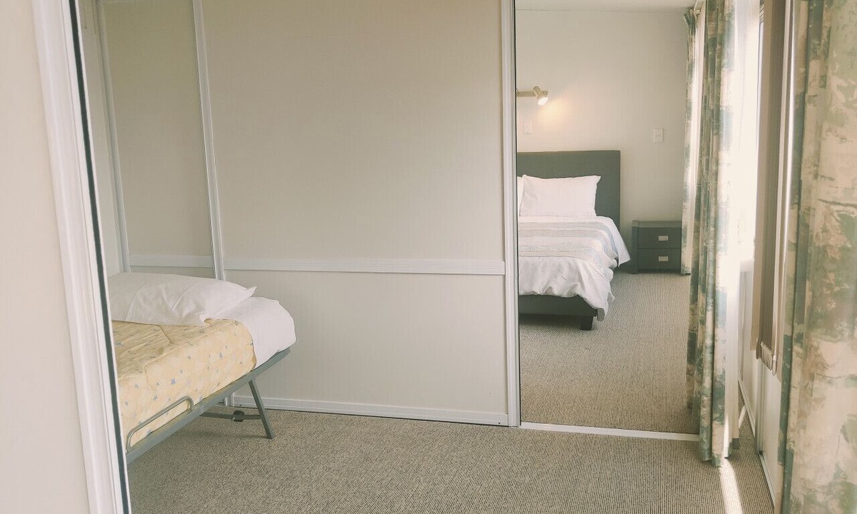 Two Mile Bay House | 2 Mile Cosy Corner with Wi-Fi, 2 minute walk to lake edge and restaurant