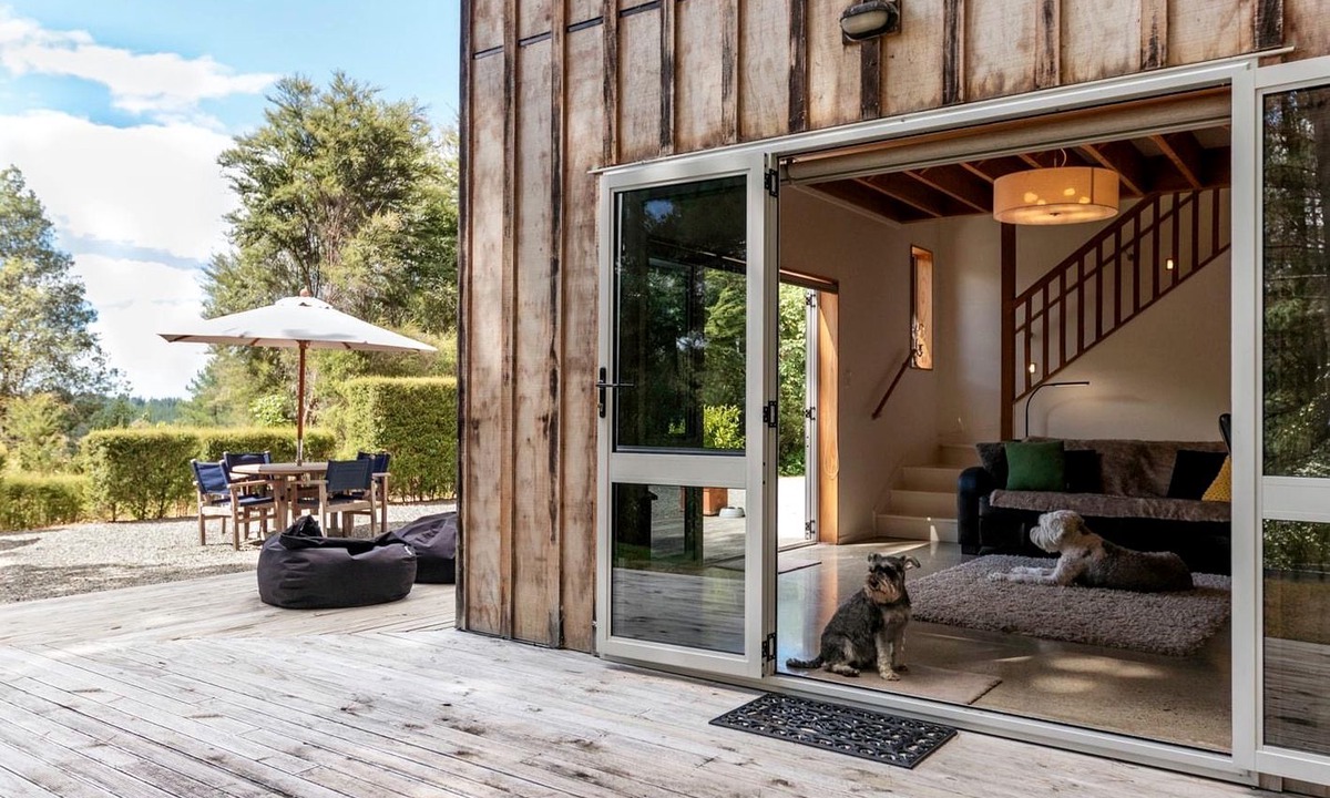 Mapua Cottage | Deluxe Cabin Rental in Stunning Setting near Tasman, South Island