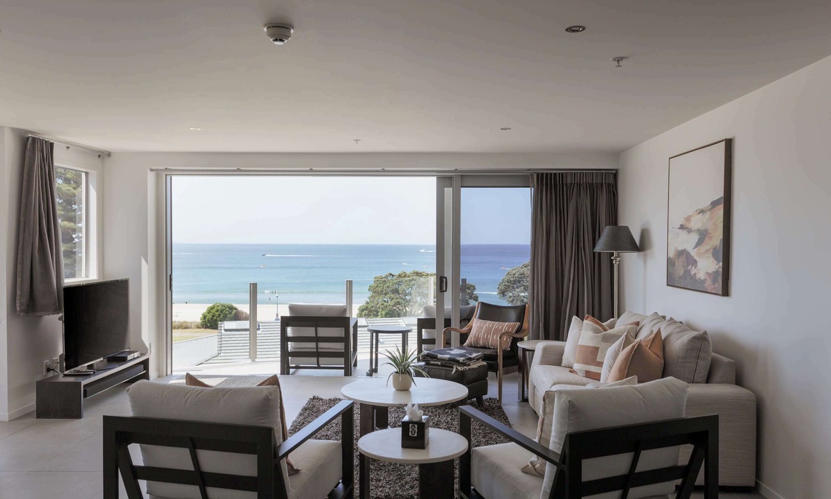 Mount Maunganui Apartment | Sunrise & Sea views - Luxe downtown with 2 carpark