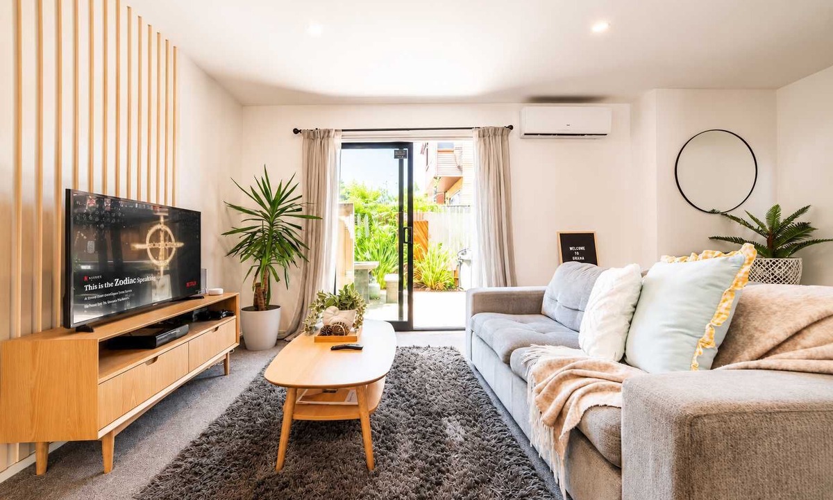Edgeware House | Modern Christchurch 2BR | Spa + Parking
