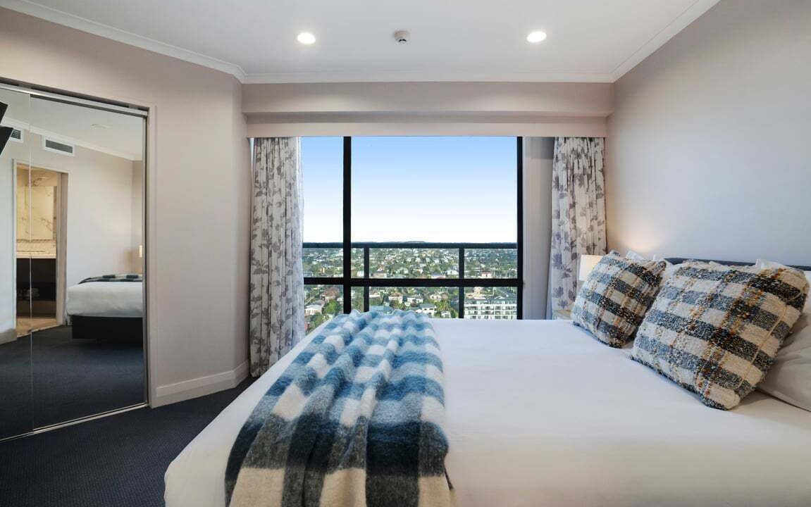 Takapuna Apartment | Stunning Views Kitchen Gym Swimming Pool Car Park