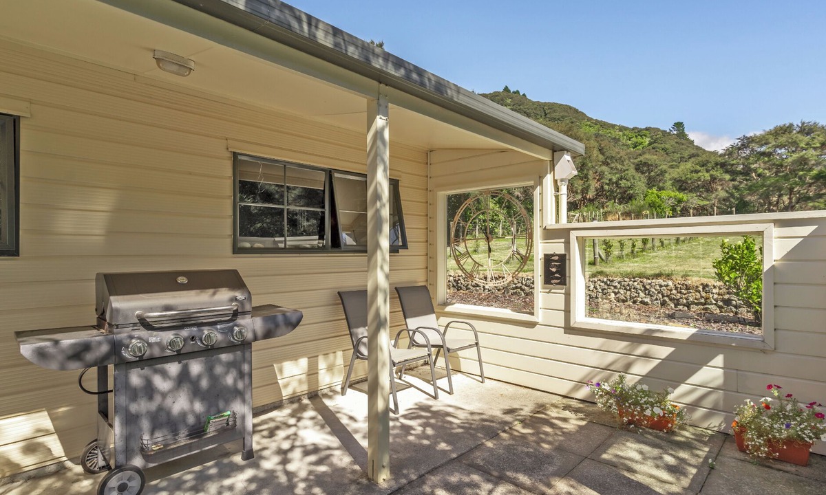 Featherston House | Hill Cottage - Featherston Holiday Home