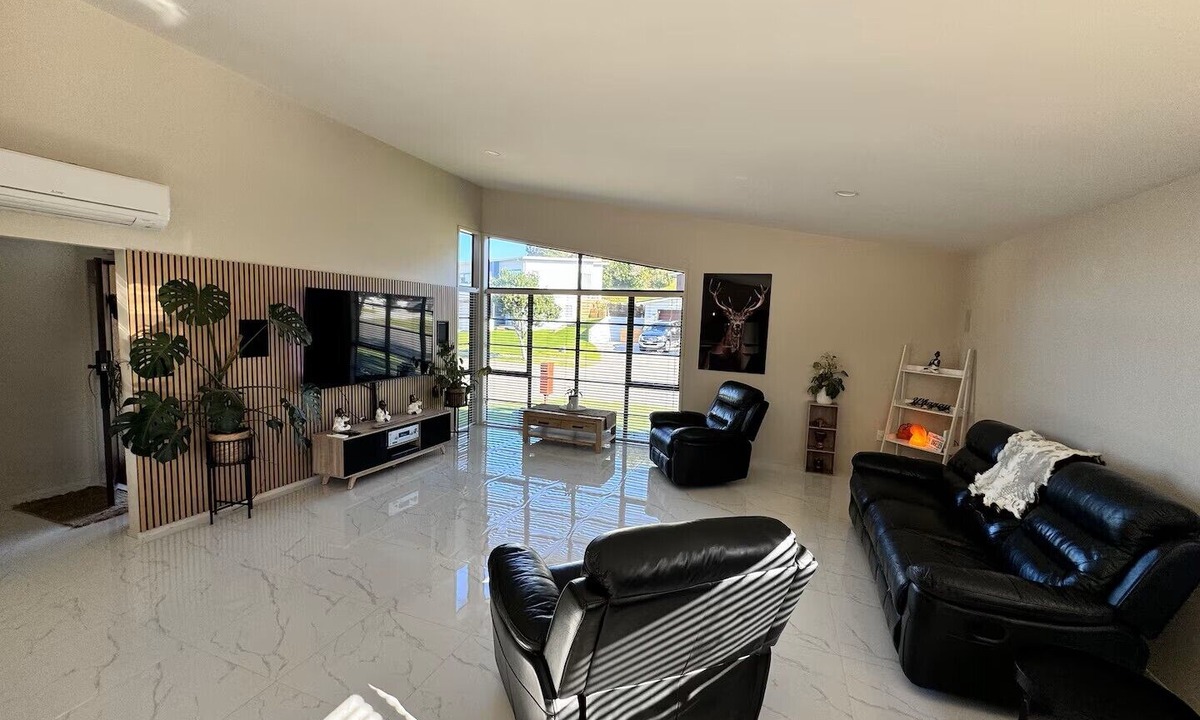 Ohope House | Spacious Home with Spa Sleeps - 12 in Ōhope. 2min walk to Harbour, 5min to Beach
