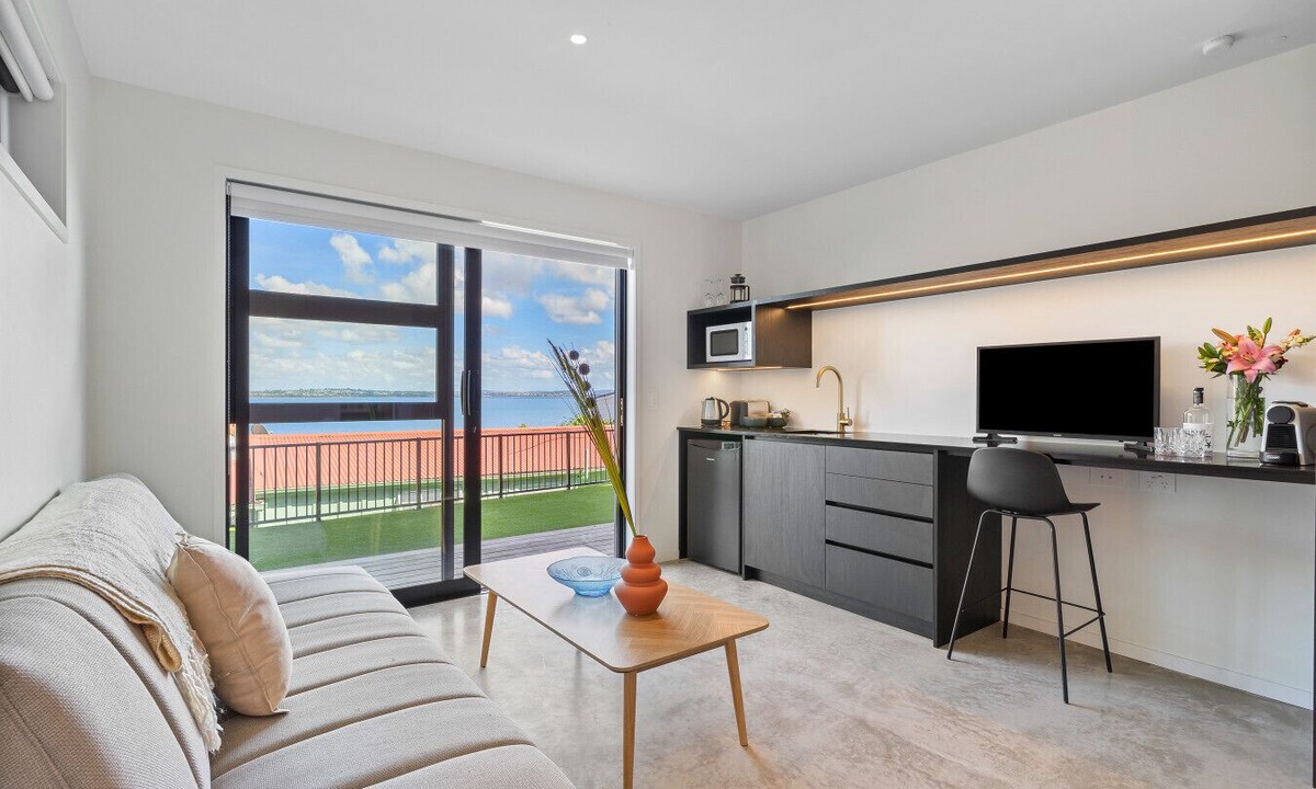 Point Chevalier Apartment | Elegant Coastal Studio with Beach Access & Ocean Views