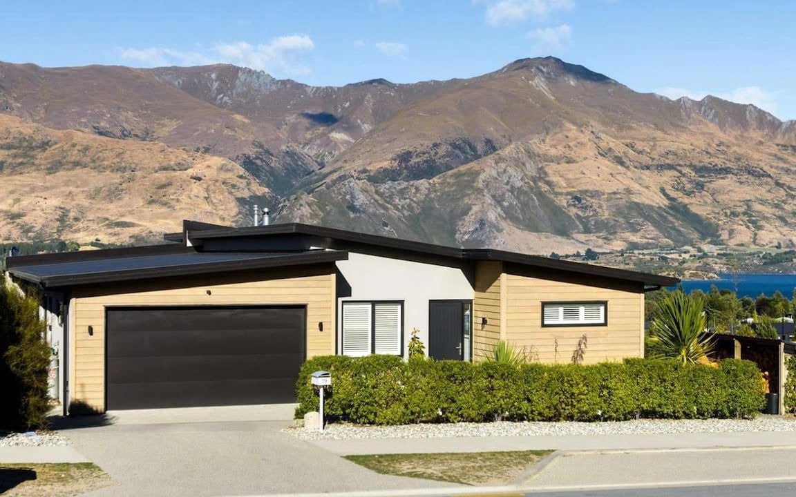 Wanaka House | Stunning Lake & Mountain View Escape