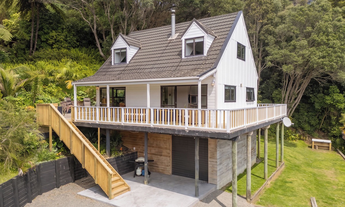 Onemana House | Skippers View - Onemana Holiday Home