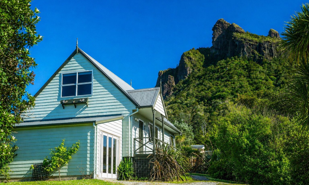 Whangarei Heads House | Sea & Summit | Sleeps 8 in Real Beds | Pets OK