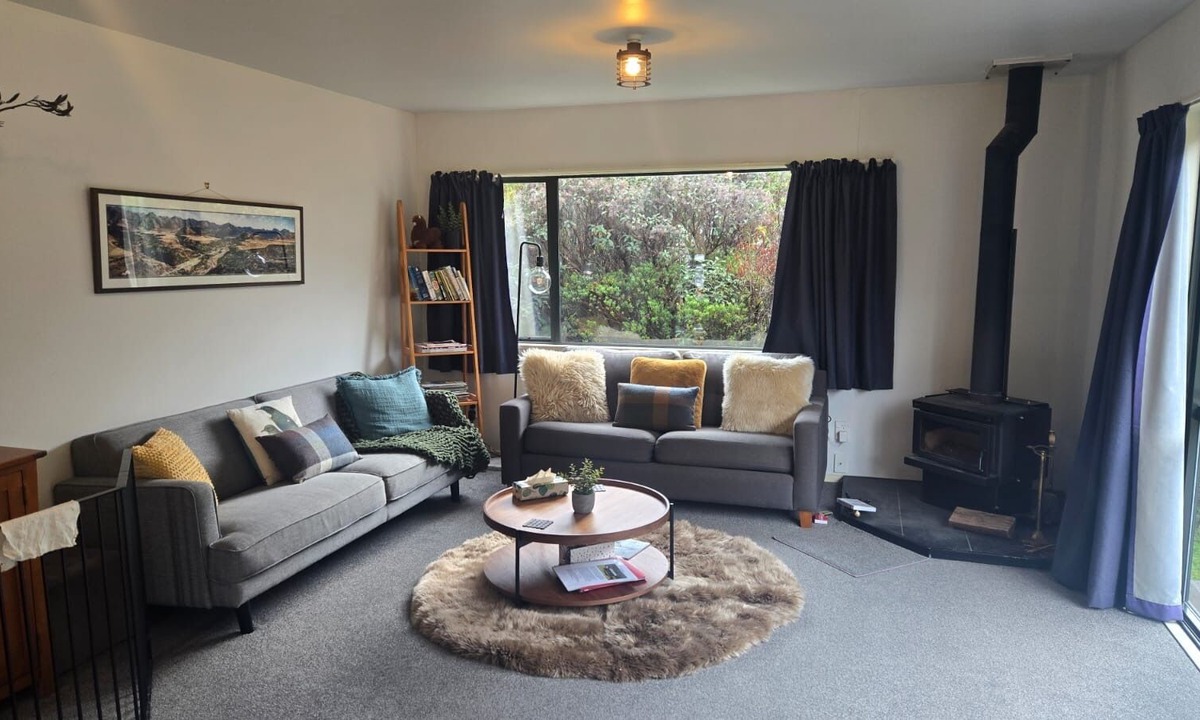 Arthur's Pass House | Arthur's Pass Chalet - "The Well Dressed Kea"