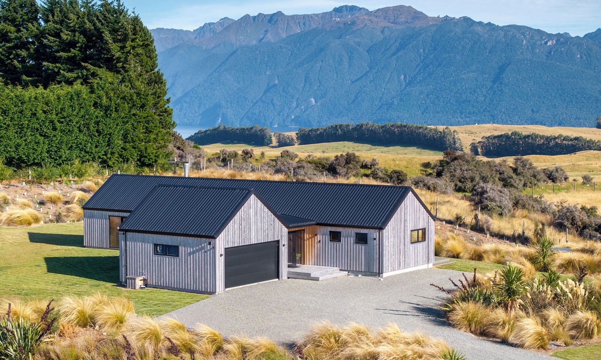 Te Anau Ski Chalet | Mana Waiora Retreat - Luxury in Raw Wilderness - Surrounded by Wetland and Views