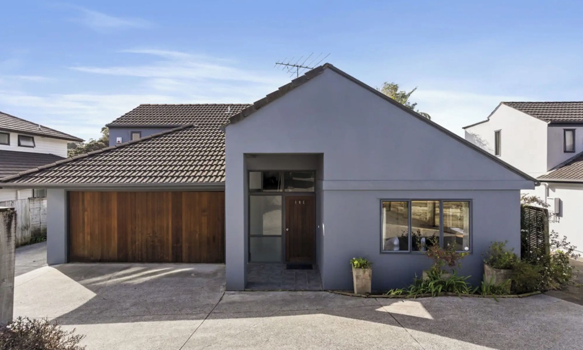 Auckland House | Close to Mission Bay and train, kids toys and swings, pet friendly!