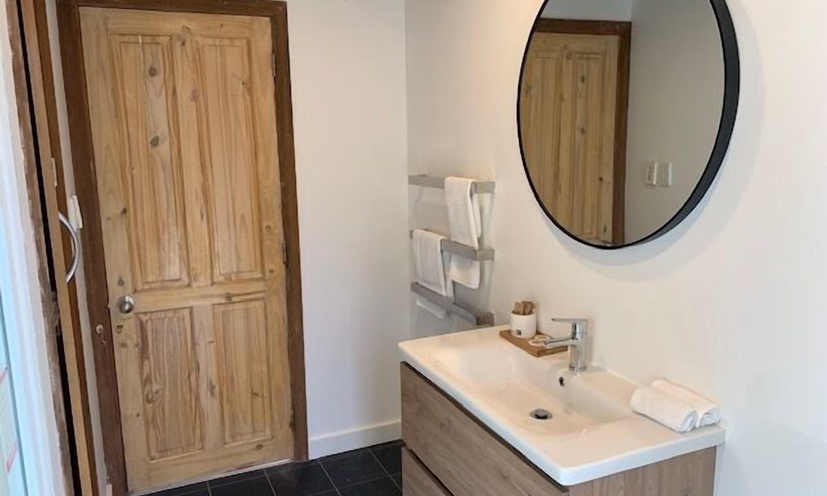 Waiheke Island Cottage | Two bedroom completely renovated quintessential Waiheke Bach