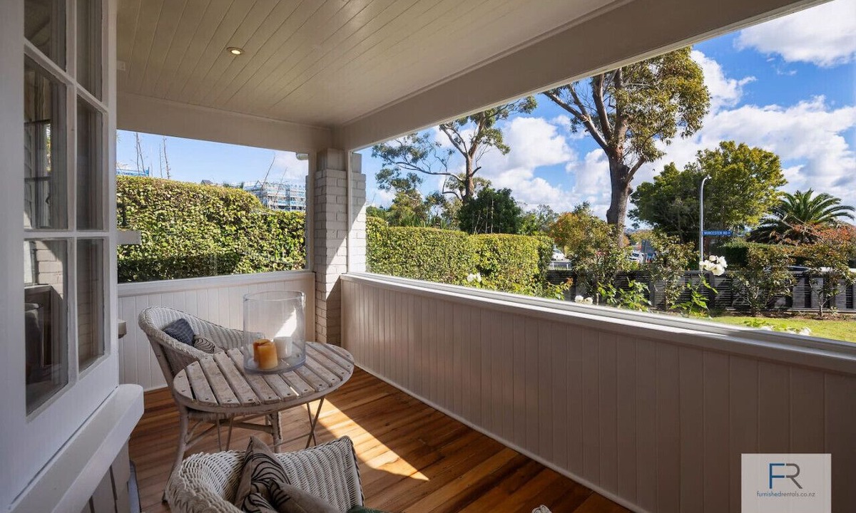 Auckland Apartment | Stylish Villa with Pool and Garden, family friendly and free parking
