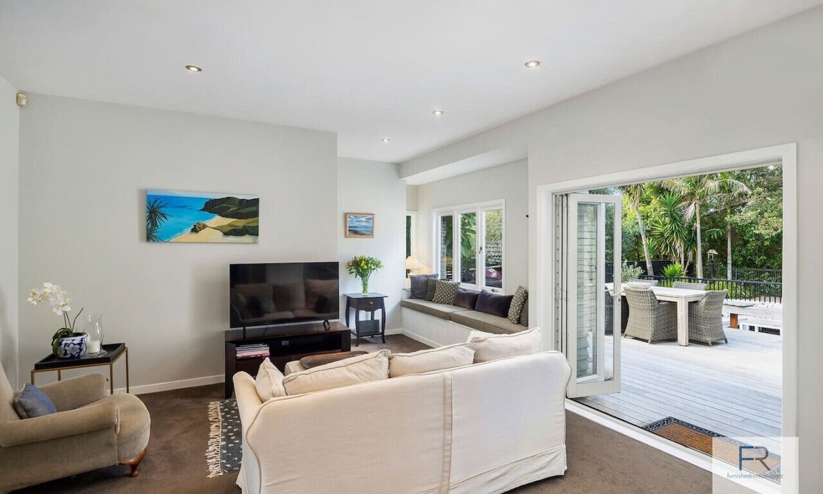 Auckland Apartment | Stylish Villa with Pool and Garden, family friendly and free parking