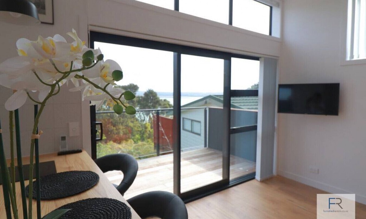 Beach Haven Apartment | Cosy Tiny Home with Ocean Views|by Furnished Rentals