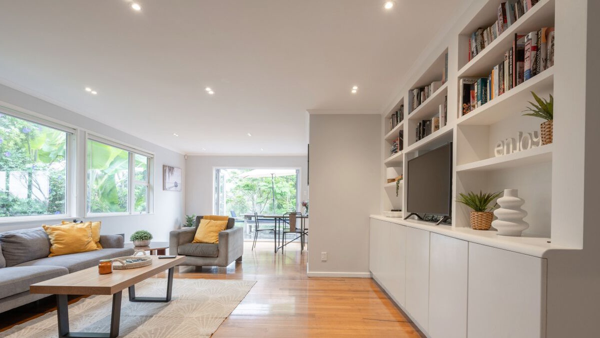 Birkenhead Apartment | Sanctuary with private deck, close to Cafes, Pet Friendly. 1 min to Birkenhead Village