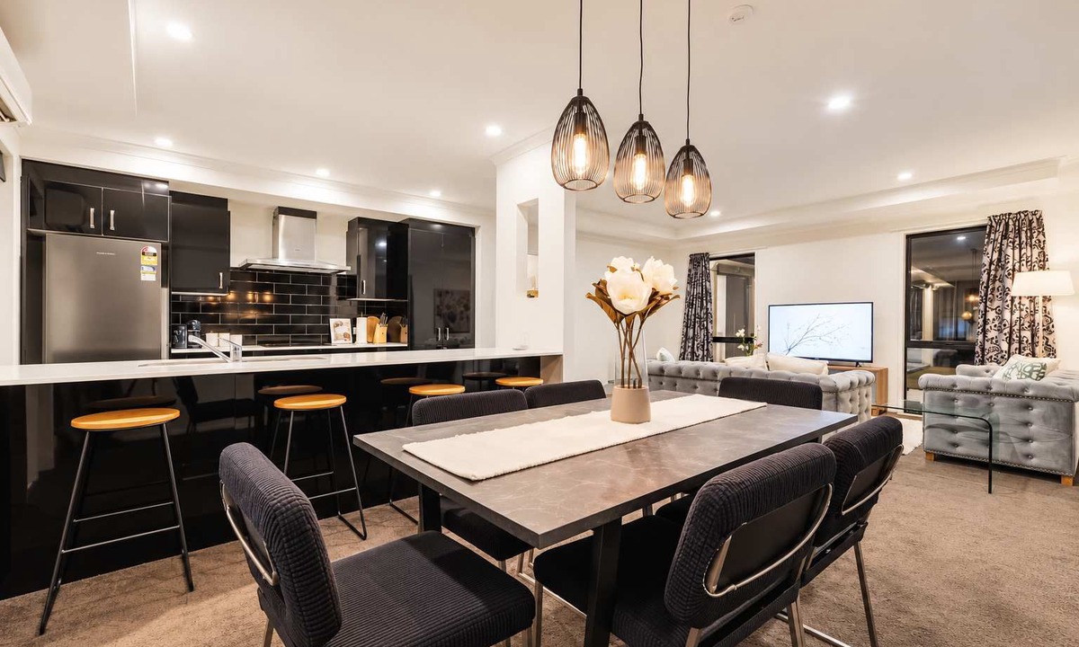 Hornby House | The Wilmers | 6BR + Free Parking | Sleeps 11