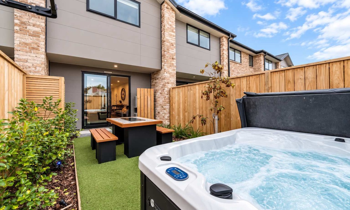 Addington House | Near Arena | 2BR + Hot Tub | Free Parking
