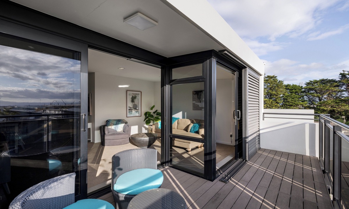 Mount Maunganui Apartment | The Lookout - 1-Bedroom Apartment with Stunning Views, Pool & Gym Access, Secure Parking, and Prime Mount Maunganui Location