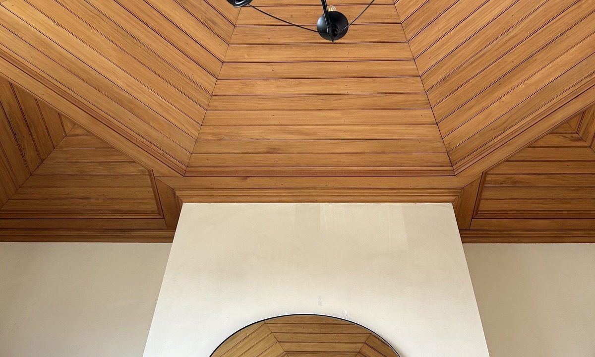 St. Clair House | Salt Manor - Spacious with access to St Clair Beach and the Esplanade