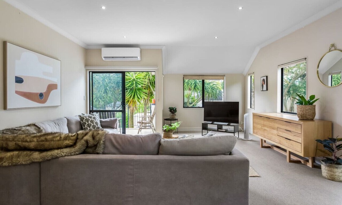 Saint Johns Apartment | Upper Floor 2BR Unit near Eastern Auckland Beaches