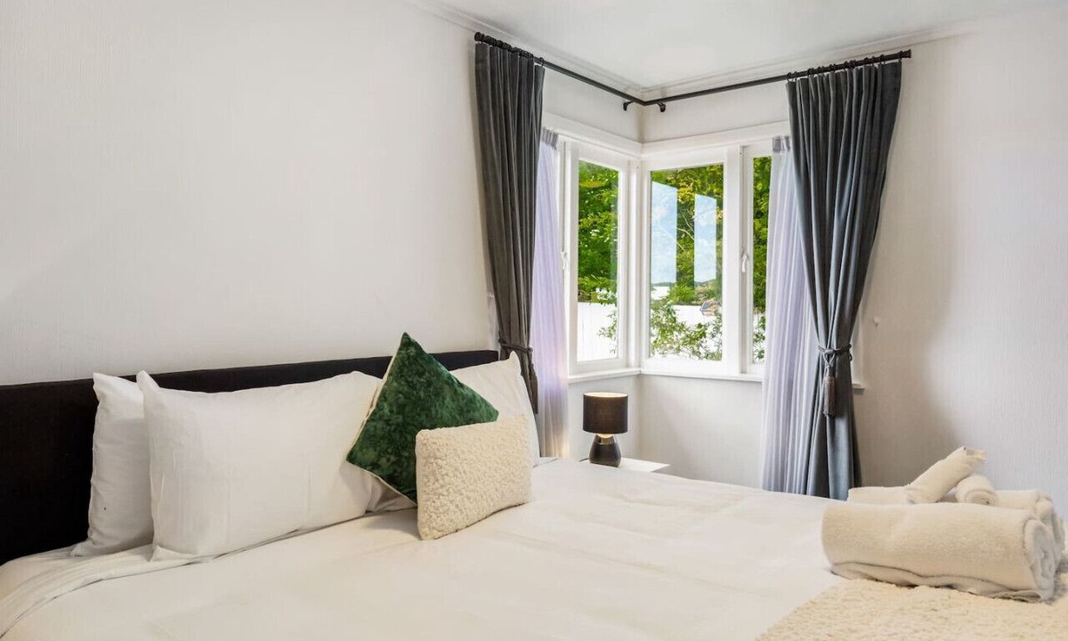 Henderson Apartment | Top-Floor Three-Bedroom Close to WestCity