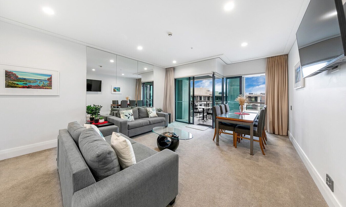 Auckland Central Business District Apartment | Sophisticated Spacious APT w/Stunning Harbour View