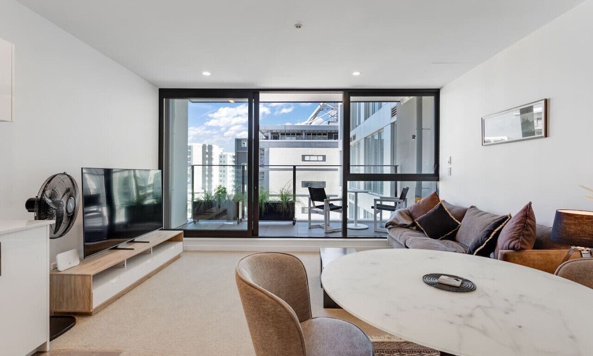 Newton Apartment | The CityScape Apartment with Wi-Fi and Balcony