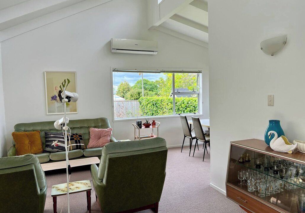Narrow Neck Apartment | Steps from Cheltenham Beach and Local Delights!