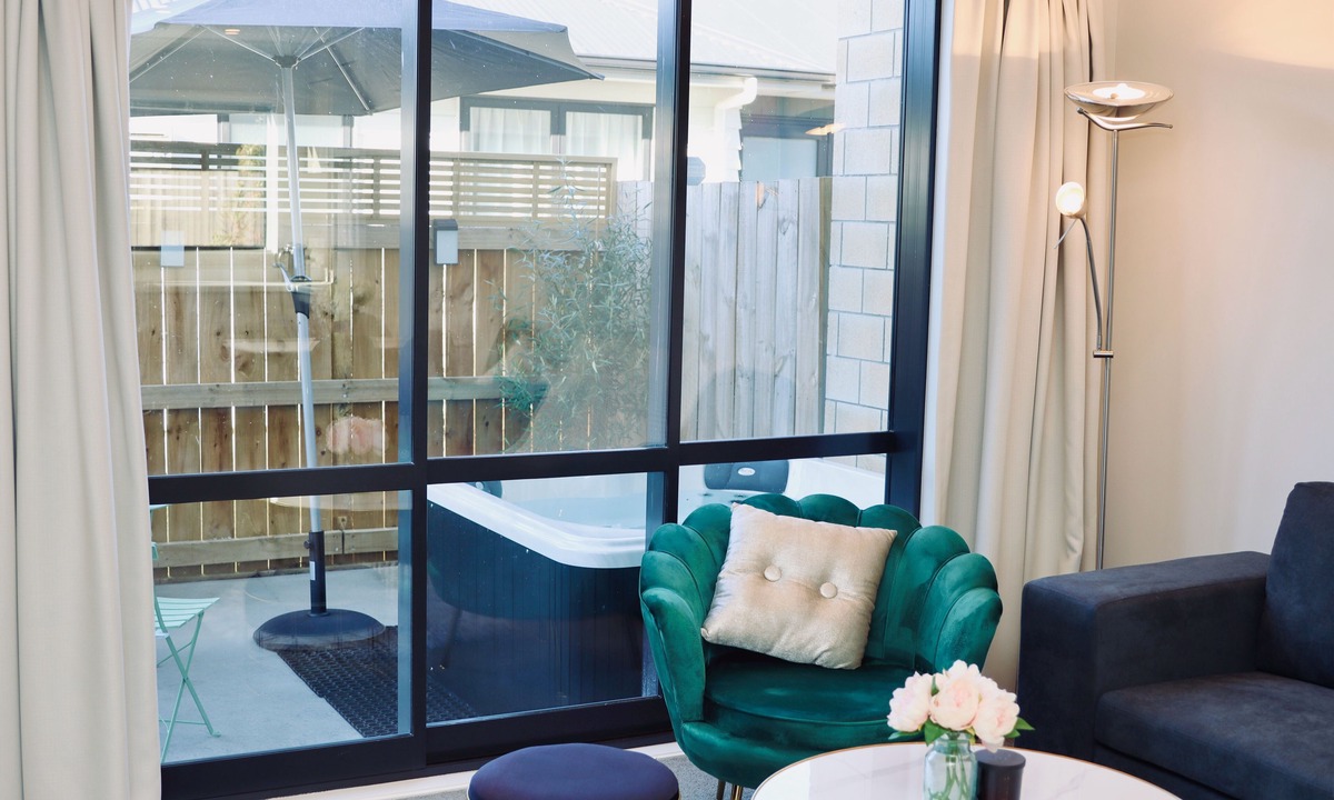 Hamilton House | Modern Oasis with Spa, close to chopping centre!