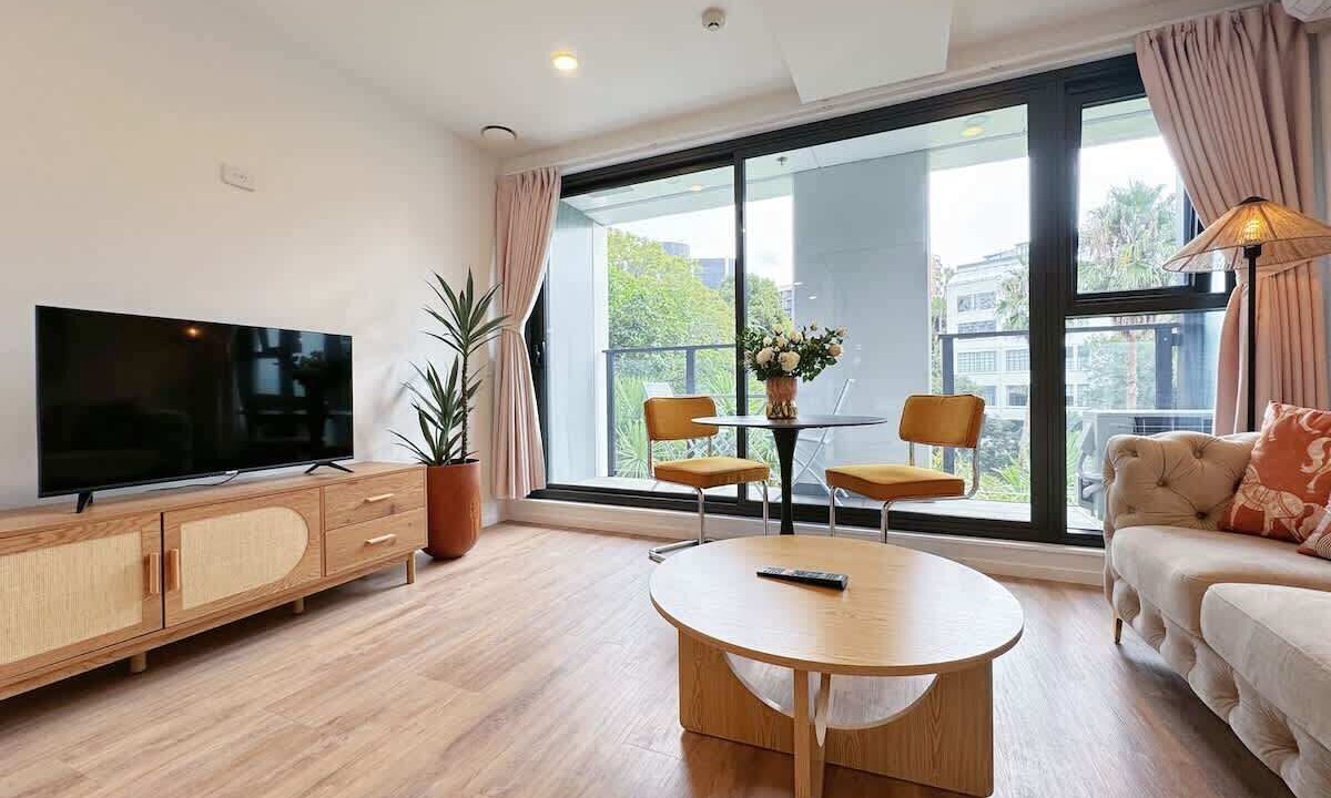 Newton Apartment | Rare Find Retreat AC 1B Parkside View vs Sky Tower
