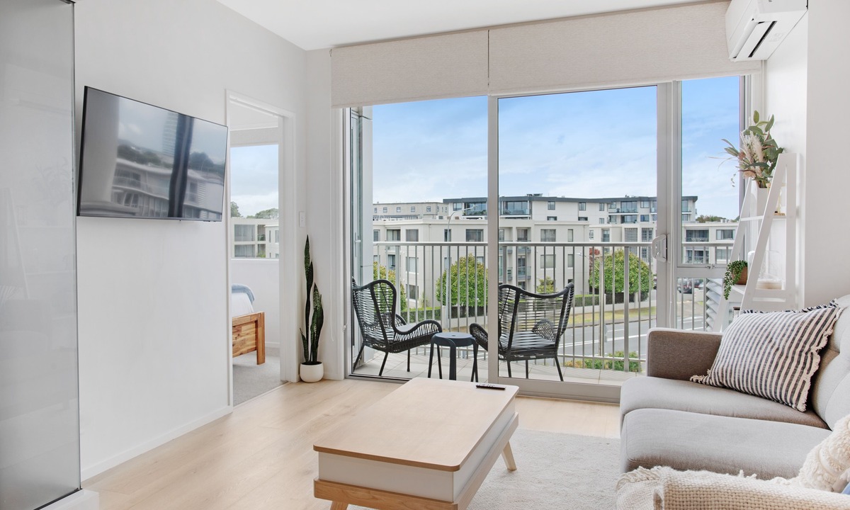 Takapuna Apartment | Spacious Stylish 2BR Carpark Aircon