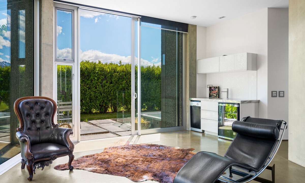 Wanaka Villa | Modern Living with breathtaking views of Lake Wanaka