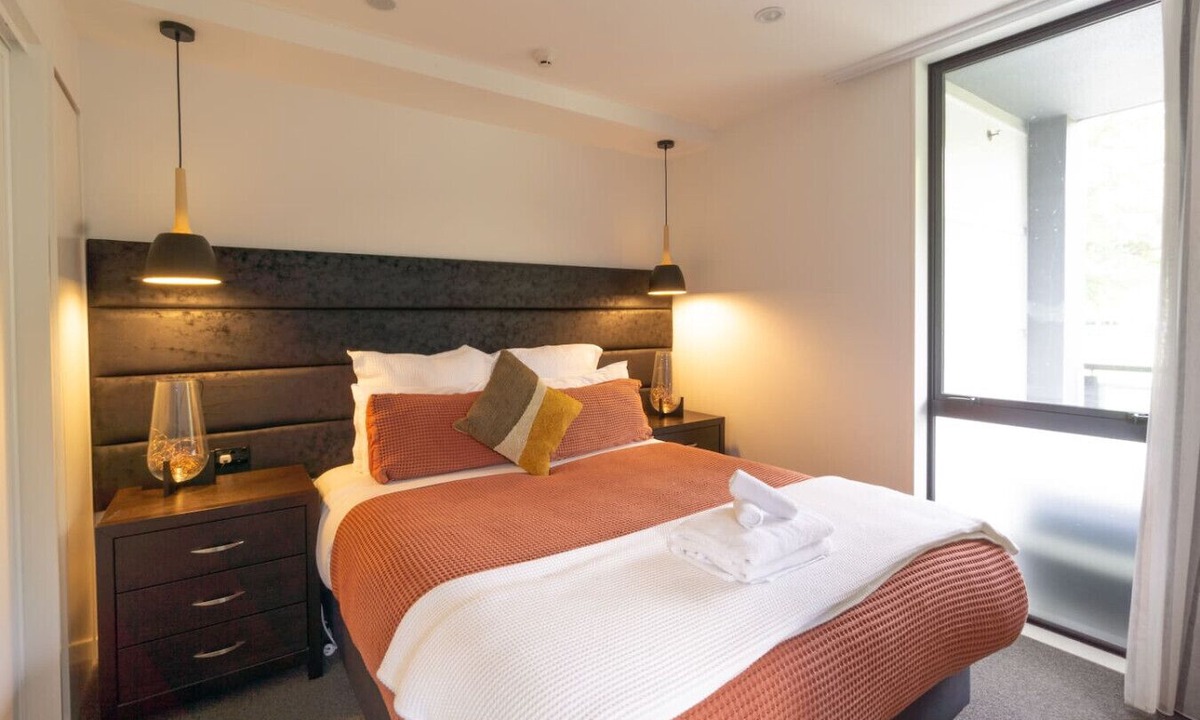 Christchurch City Centre Apartment | Touch of Class CBD, free park
