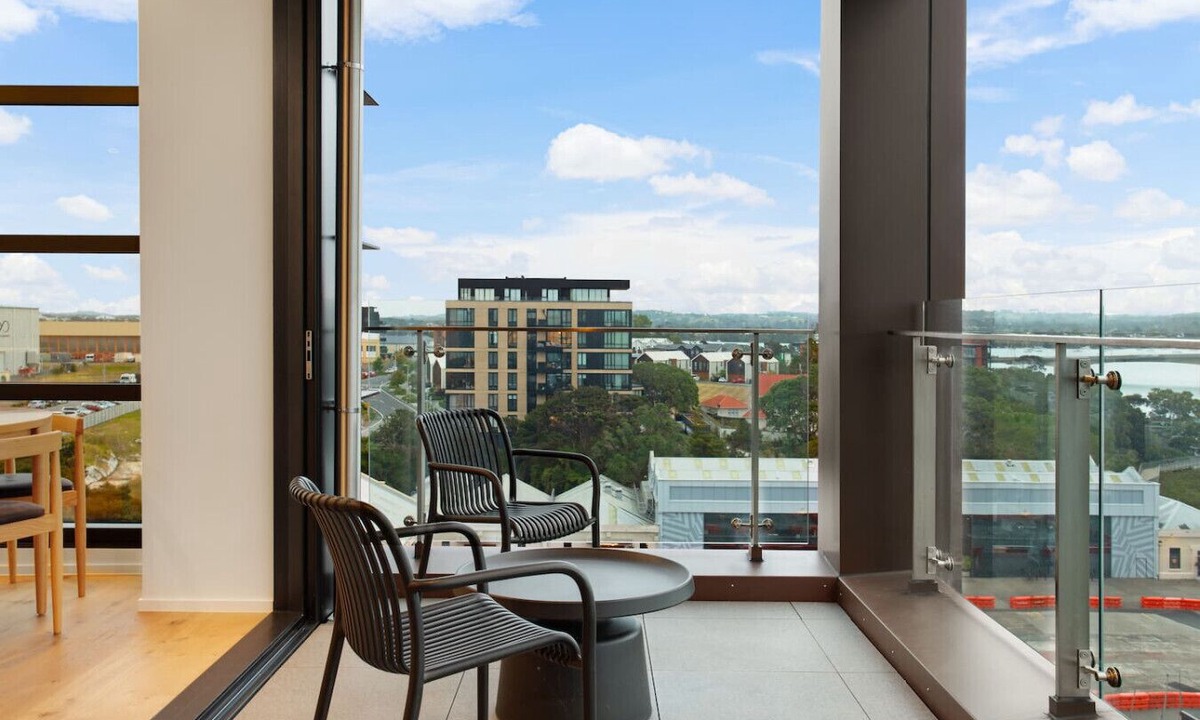 Hobsonville Apartment | Gorgeous Home with Catalina Bay Views and Carpark