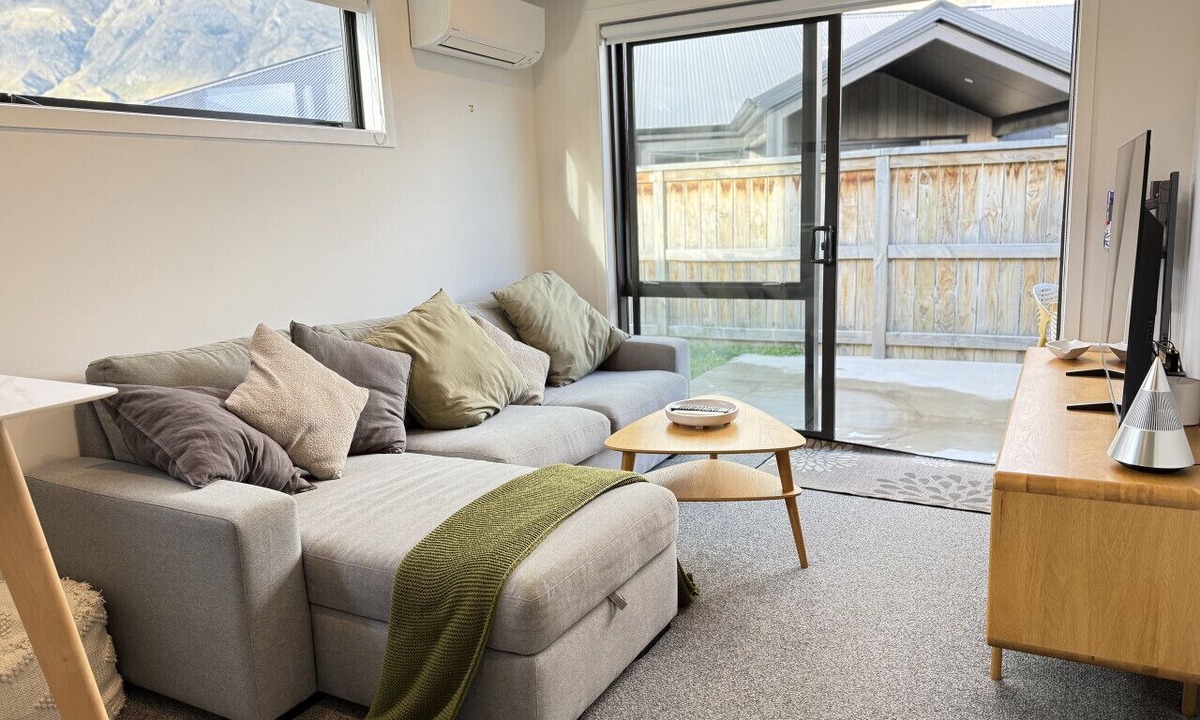 Kawarau Falls House | Hanley’s Farm Gem: Private Spa, BBQ