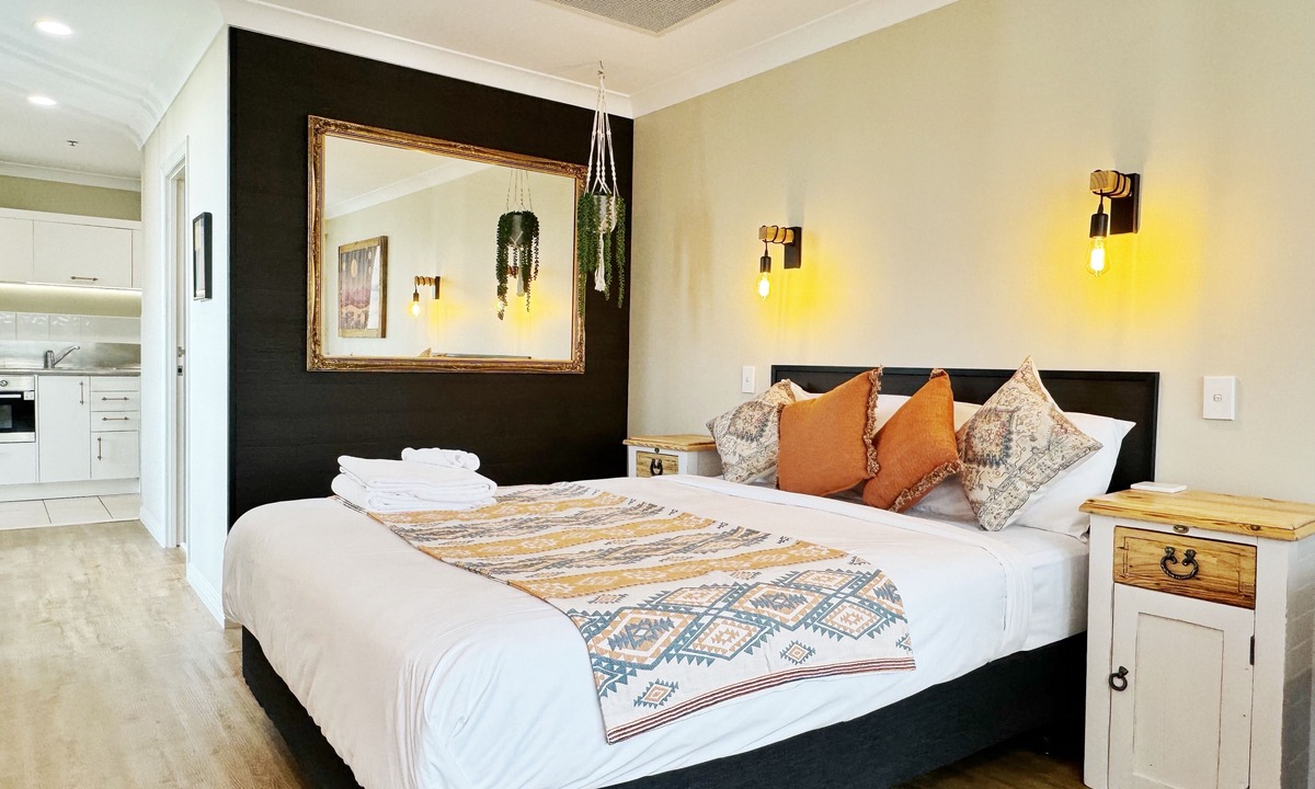 Newton Apartment | *Free parking, balcony, pool and spa*