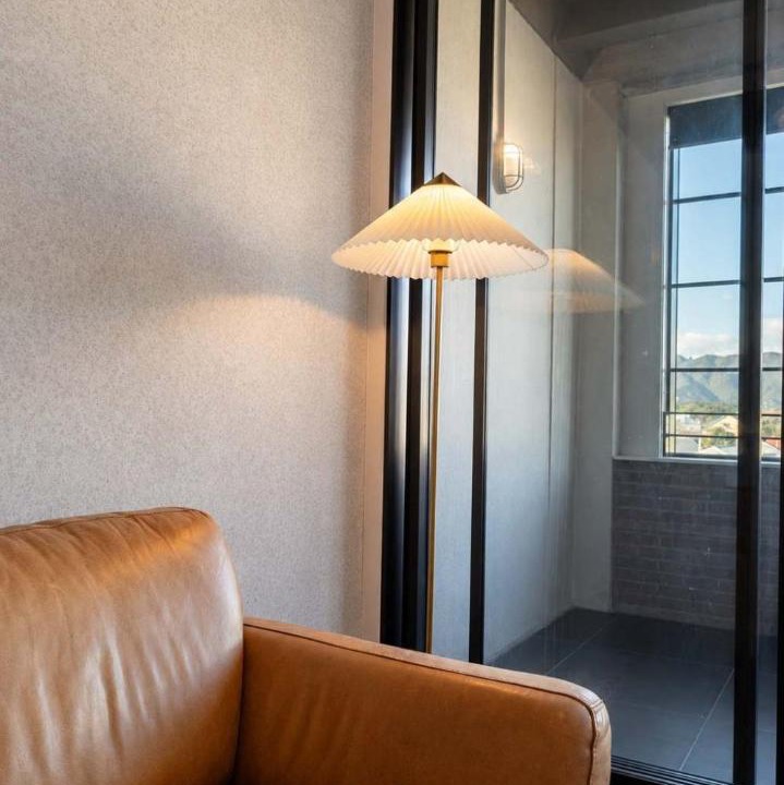 Petone Apartment | Cozy Studio - Private Balcony Bath and Tub