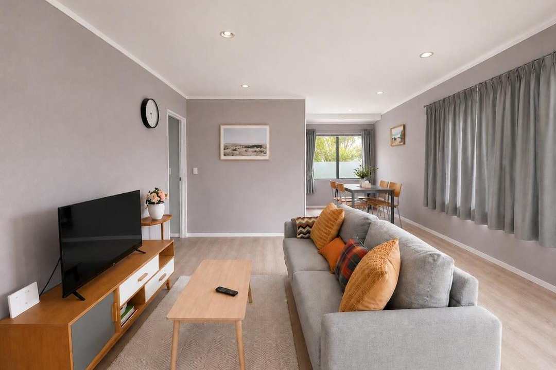 Papakura House | Cozy 2BR Standalone Home with 3 Beds & Sunny Deck