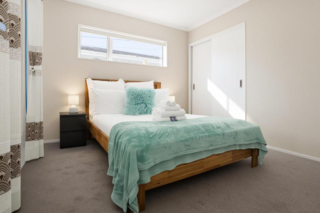 Takanini House | Modern 4BR Home 3 Bath Free Parking