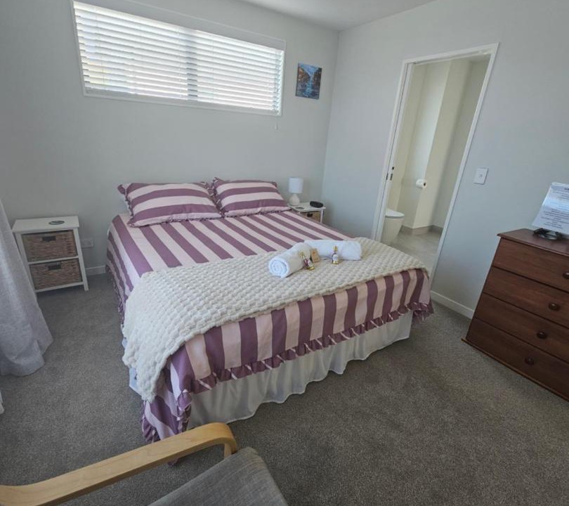 Devonport Bed & Breakfast | Large bedroom with en-suite in a new house Devonport