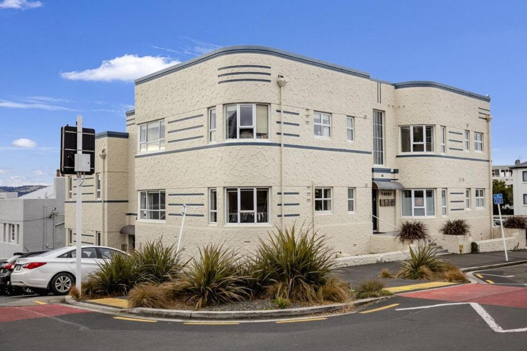 Dunedin City Centre Apartment | The Deco View- Warm Art Deco Apartment with Garage