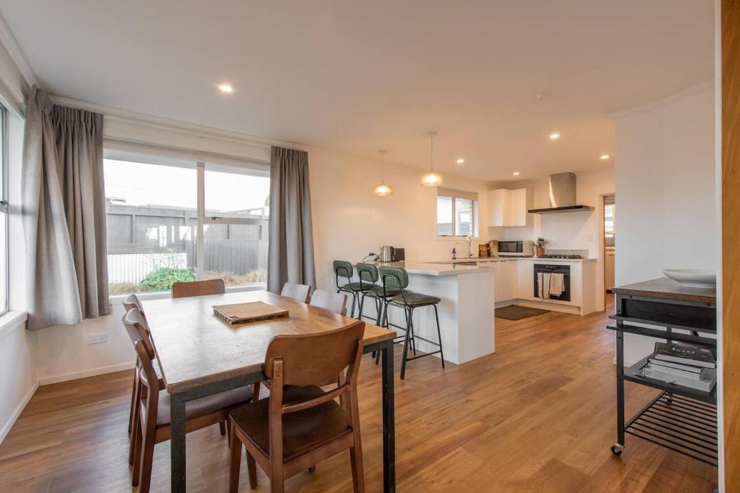 Oakura House | Salt House - Walk to Surf - Sleeps 8