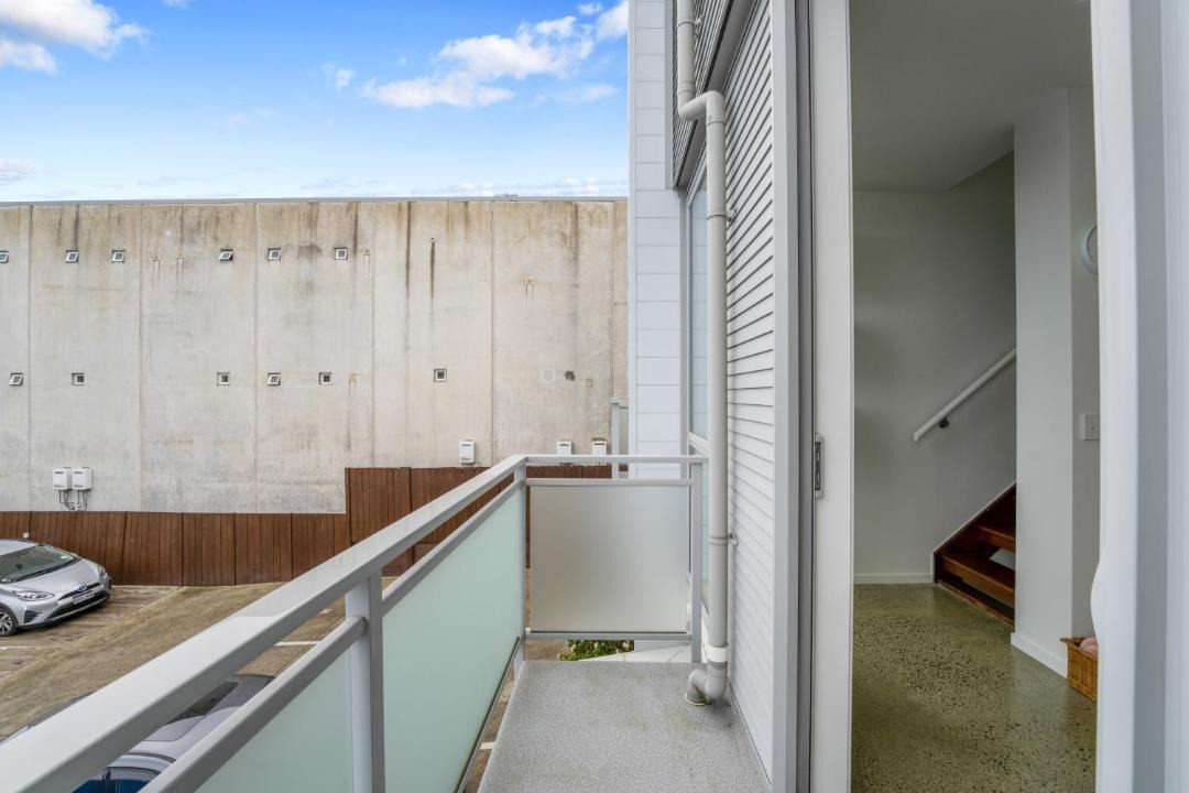 Newton Apartment | Stylish Urban Haven Great Views Free Parking