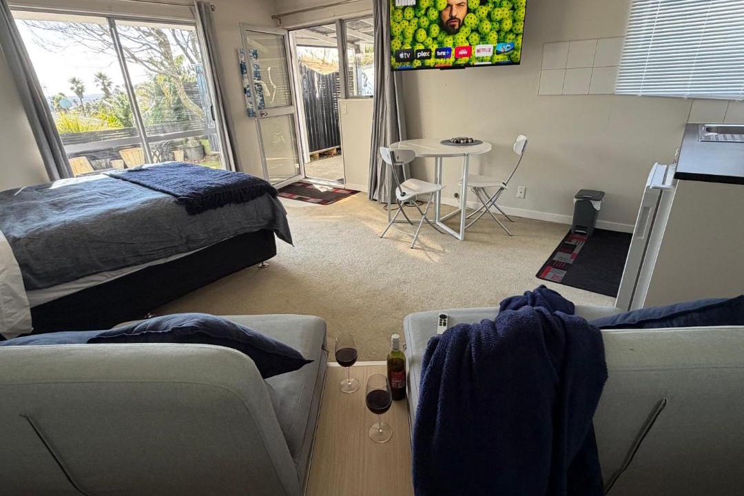 Unsworth Heights Apartment | Private Sunny Studio with Garden and Covered Patio