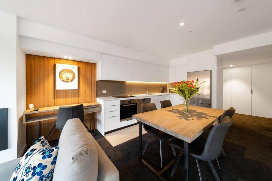 Arthur's Point Apartment | Modern Apartment with Mountain Views-free parking